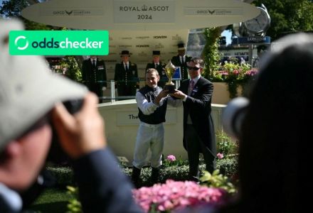 Who is the favourite to win the Ascot Gold Cup today?